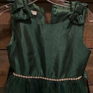 Elegant Green Sleeveless Dress with Bow Accents
